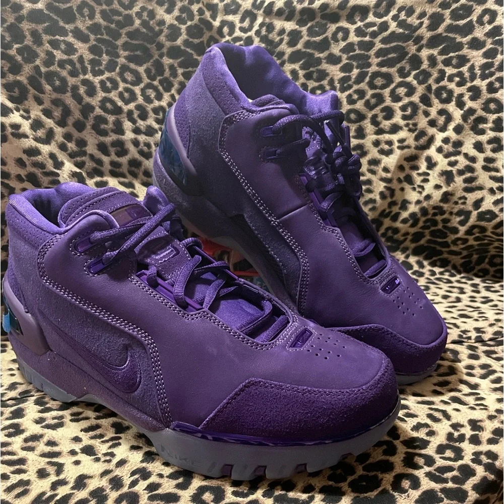 - - Nike  Air  Zoom Generation Lebron  beautiful, purple color size 7, men’s